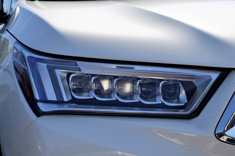 moto-GRASSE-min_acura-headlamp-2834131